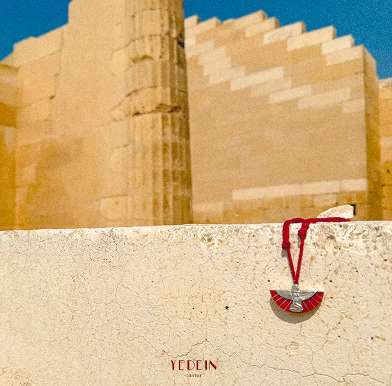 Charm La Isis Rouge présenté au pied d'un édifice