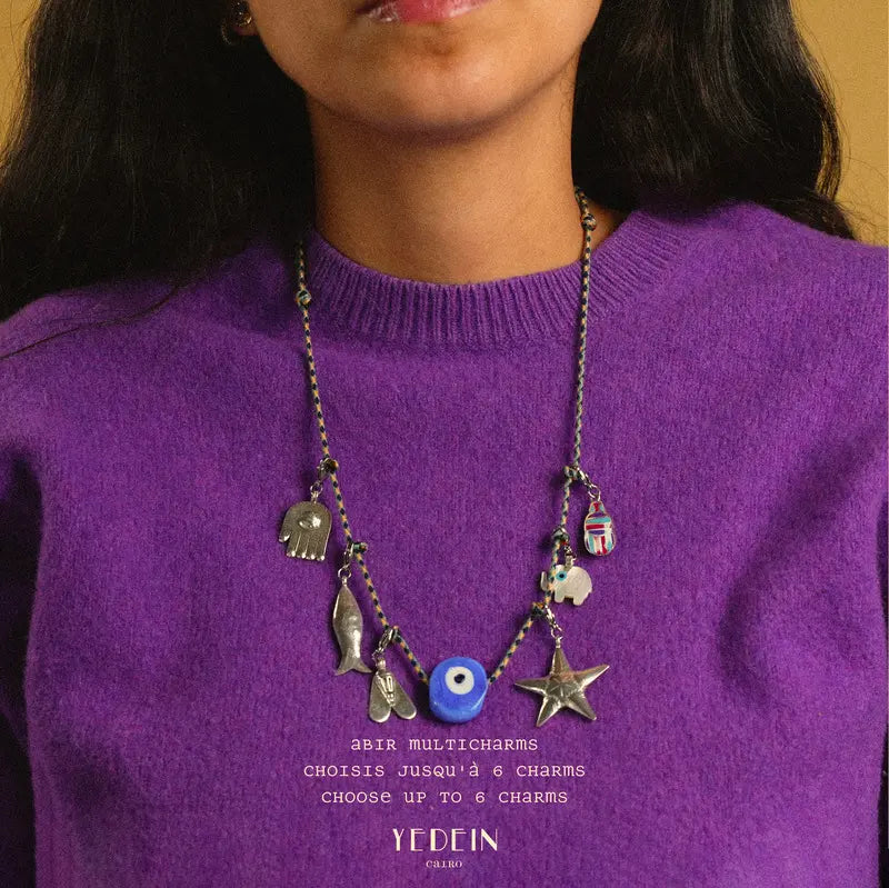 Collier Abir multicharms avec six charms porté autour du coup