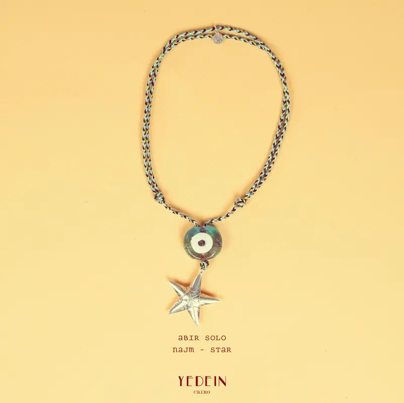 Collier Abir Solo avec un œil bleu canard et un charm Najm
