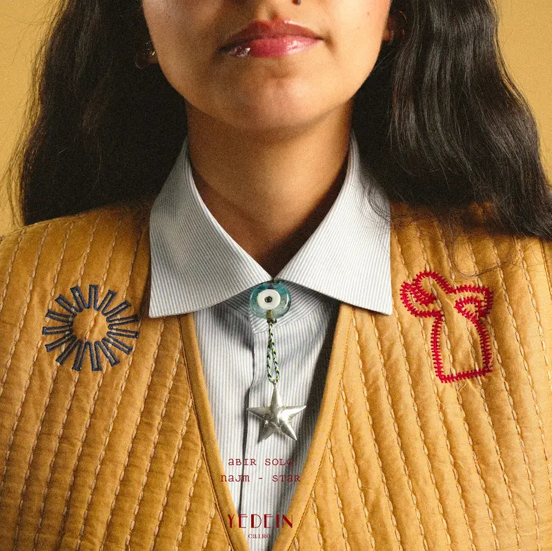 Collier Abir Solo avec un œil bleu canard et le charm Najm porté autour du cou