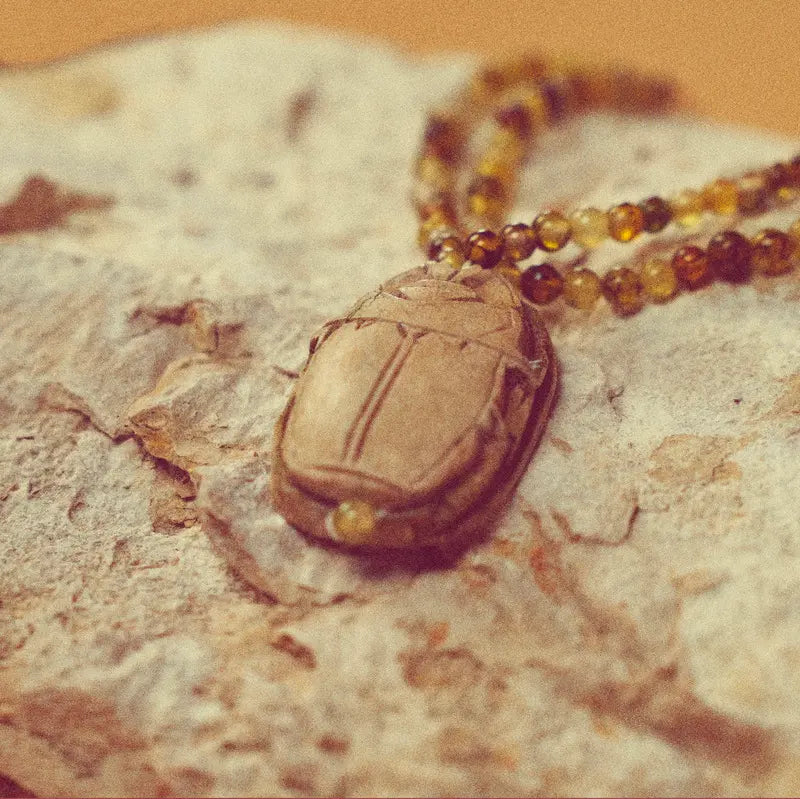 Collier Amal artisanal sur une pierre