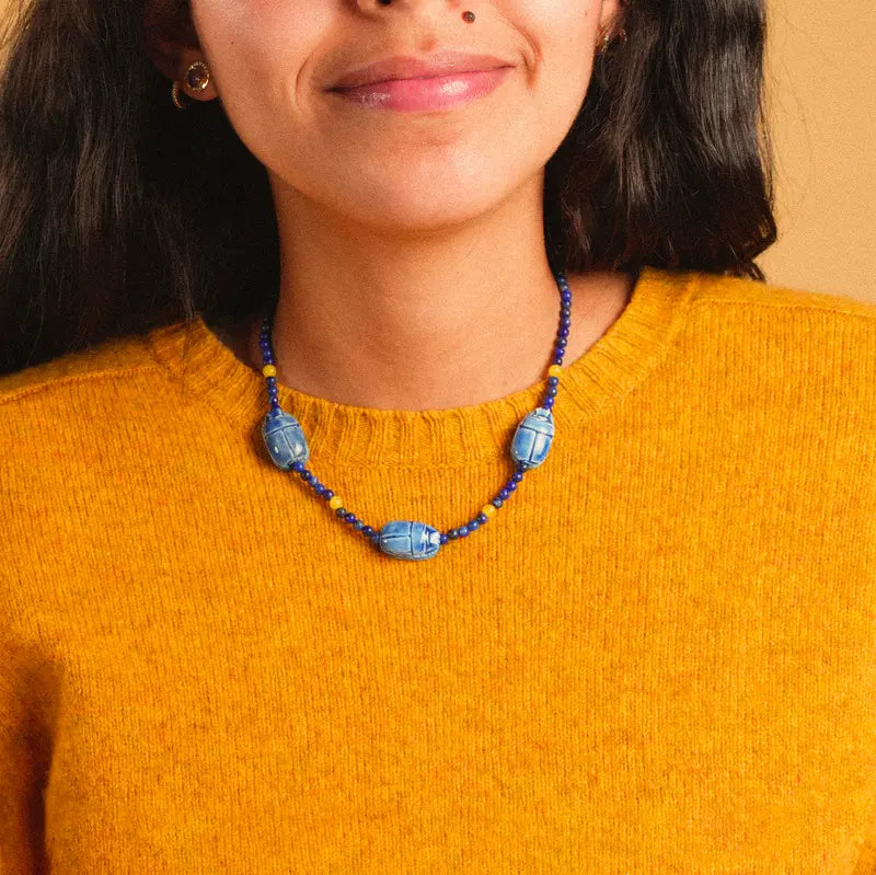 Collier Amar en lapis-lazuli et scarabées bleus porté autour du cou