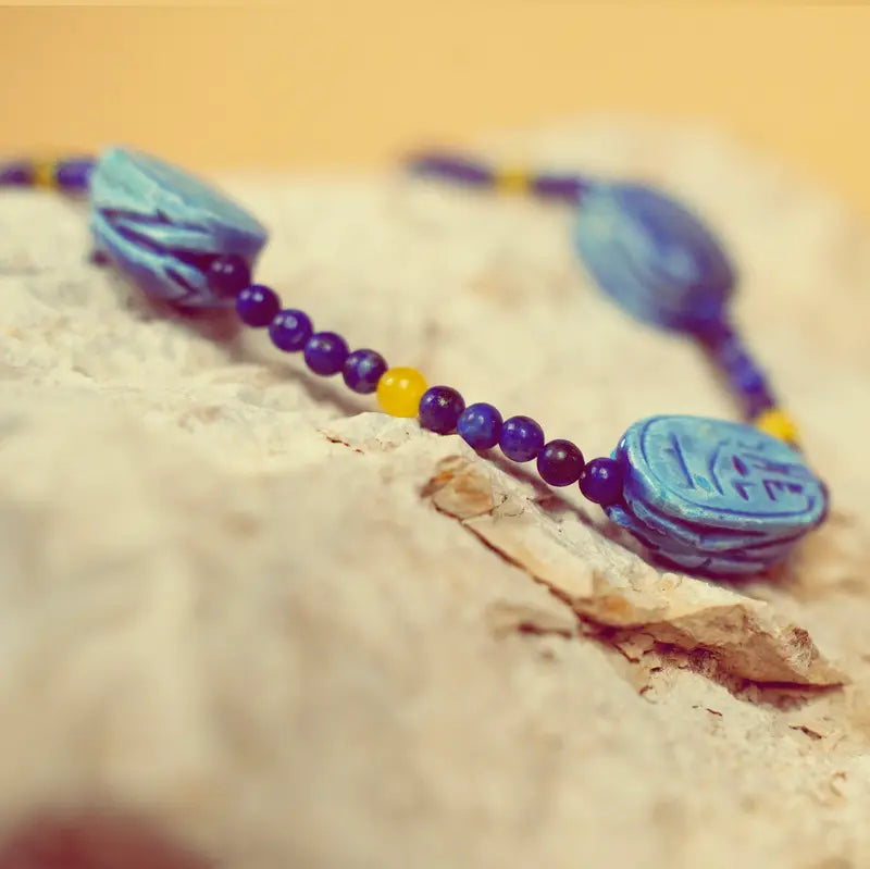 Vue rapprochée du Collier Amar et ses perles bleues