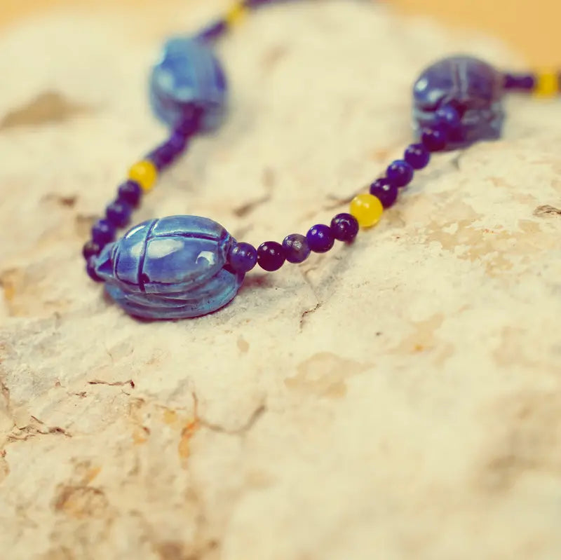 Scarabées bleus du Collier Amar en gros plan