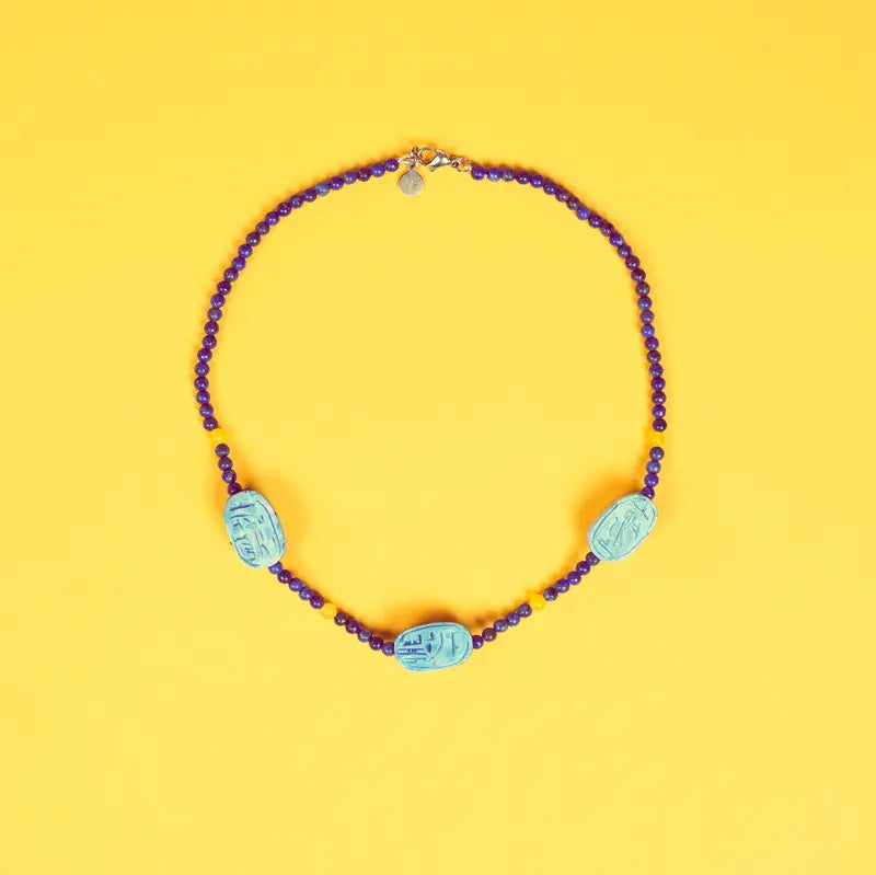 Collier Amar posé sur fond jaune