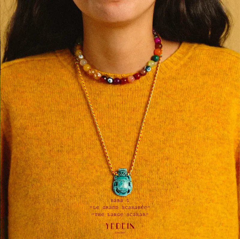 Collier Baba Grand Scarabée porté autour du cou