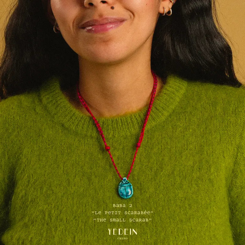 Collier Baba avec Grand Scarabée porté autour du cou