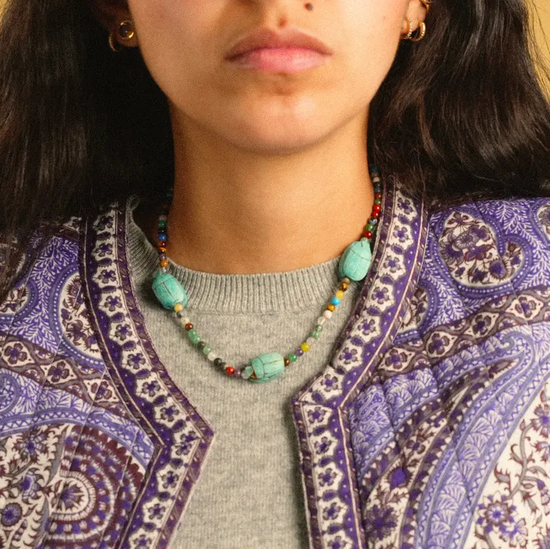 Collier Hayat porté autour du cou