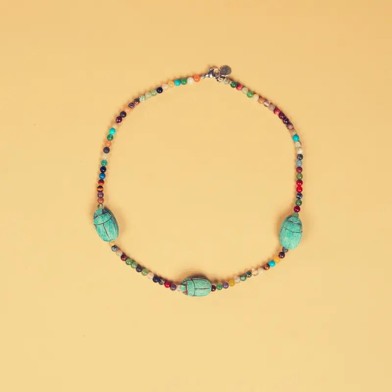 Collier Hayat artisanal sur fond beige