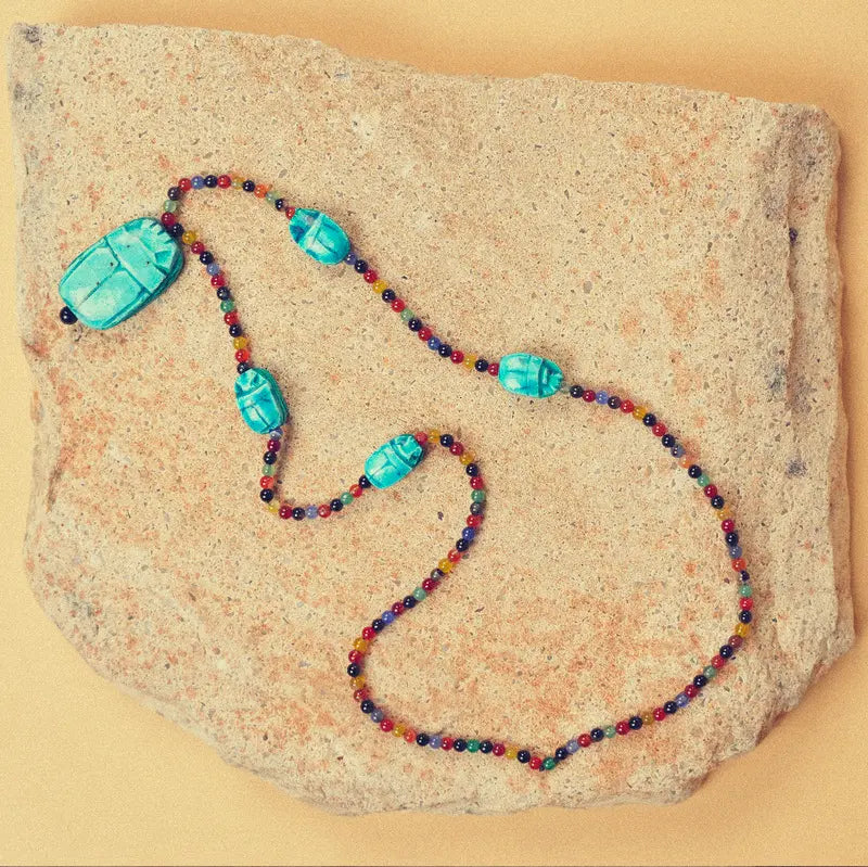 Vue d'en haut du collier Haz en agate multicolore et scarabées turquoise
