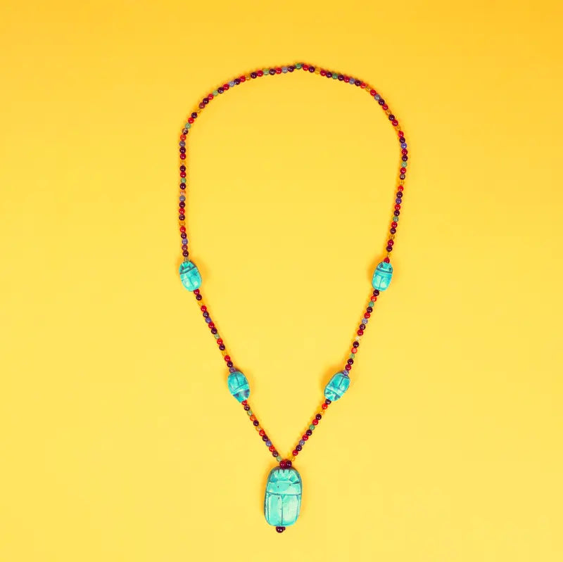 Collier Haz artisanal aux perles colorées sur fond jaune