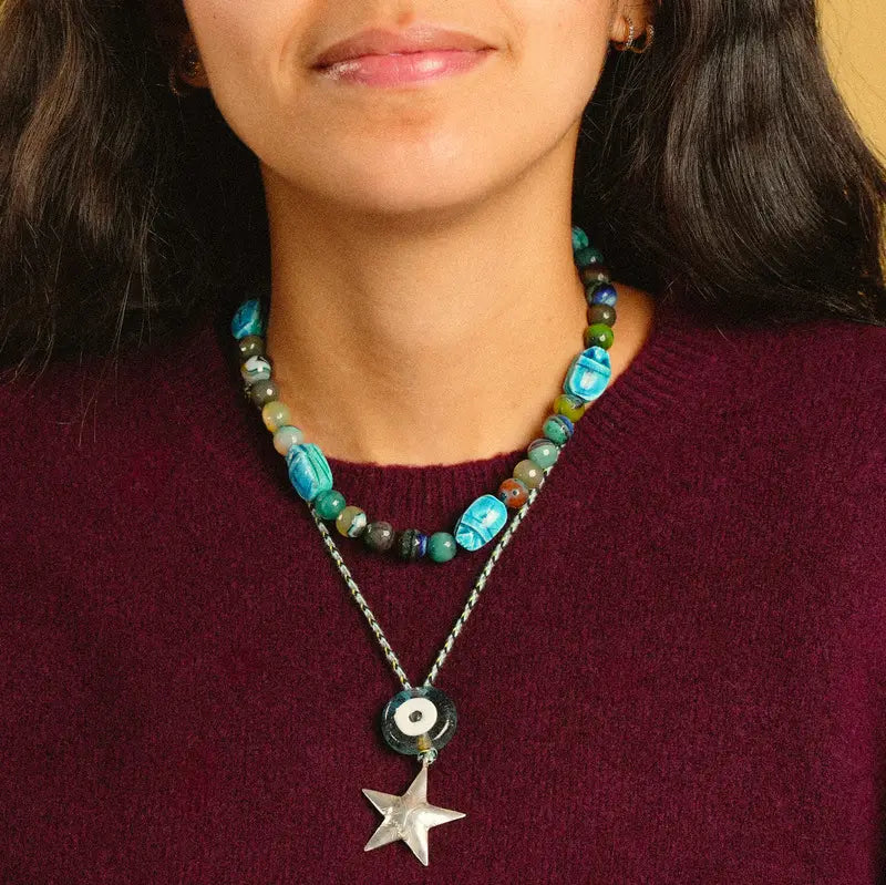 Collier Maya porté autour du cou complété avec un collier Abir solo