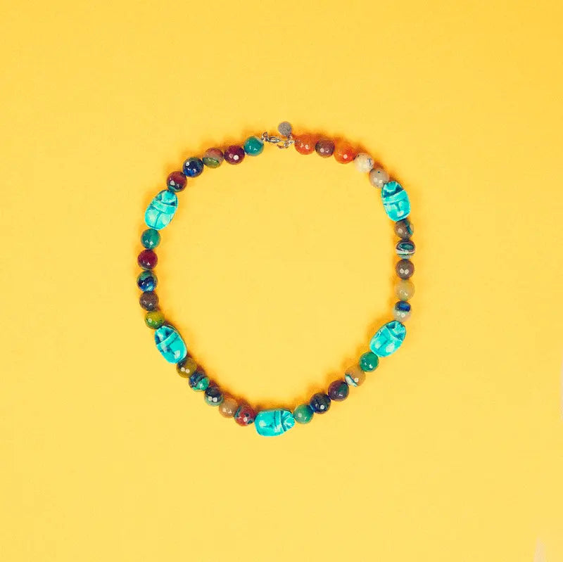 Collier Maya sur fond jaune