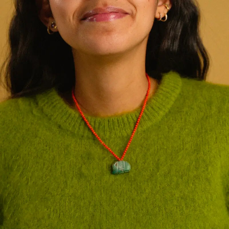 Collier Qowa avec éléphant en pierre turquoise porté autour du cou