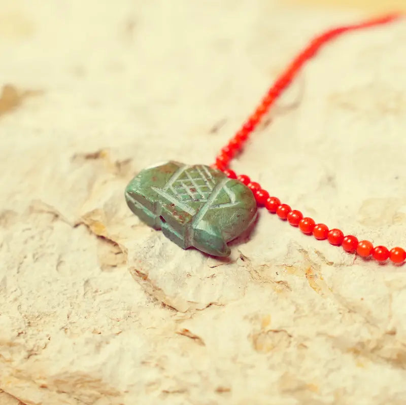 Vue rapprochée du Collier Qowa et animal totem