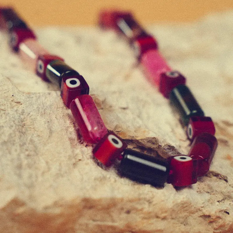 Vue rapprochée collier Salam sur une pierre