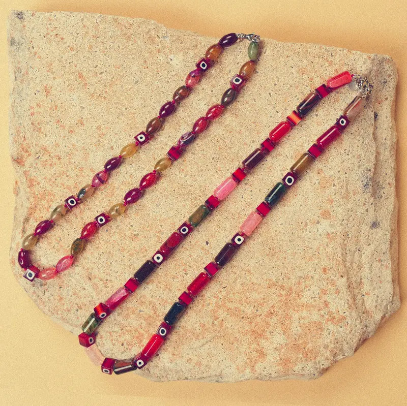 Collier Hob et collier Salam présentés sur une pierre