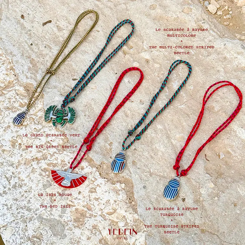 Présentation de cinq charms individuels avec fils sur une pierre