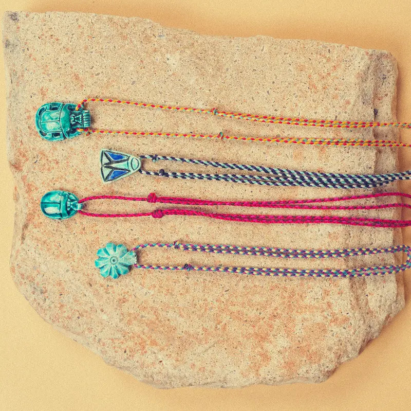 Les quatre différents colliers Baba présentés sur une pierre