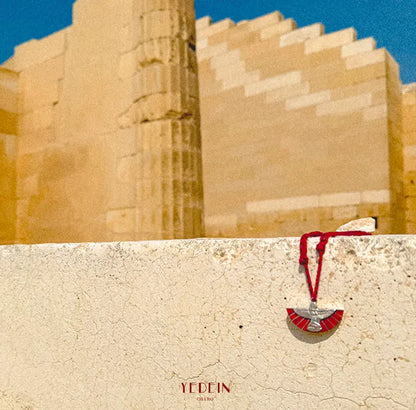 Charm La Isis Rouge présenté au pied d'un édifice