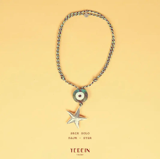 Collier Abir Solo avec un œil bleu canard et un charm Najm