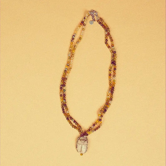 Collier Amal sur fond beige