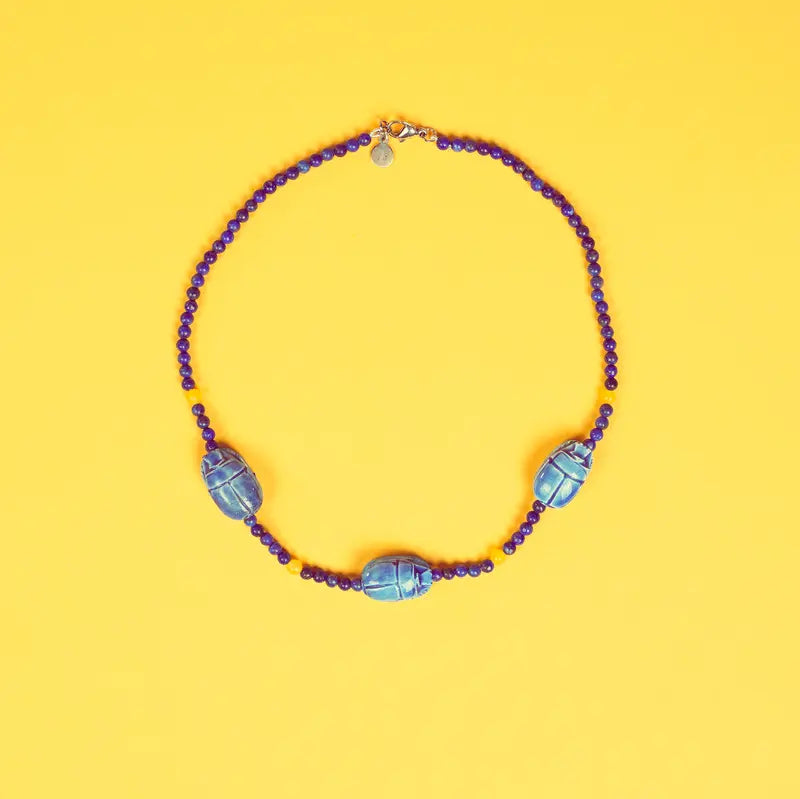 Collier Amar en lapis-lazuli et scarabées bleus sur fond jaune