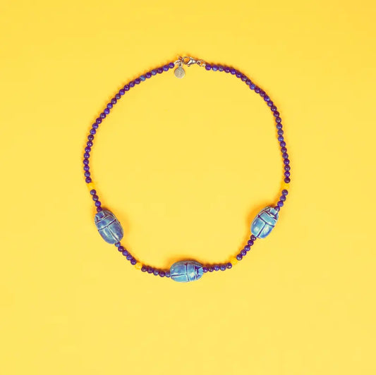 Collier Amar en lapis-lazuli et scarabées bleus sur fond jaune