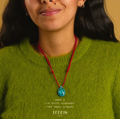 Collier Baba avec Grand Scarabée porté autour du cou