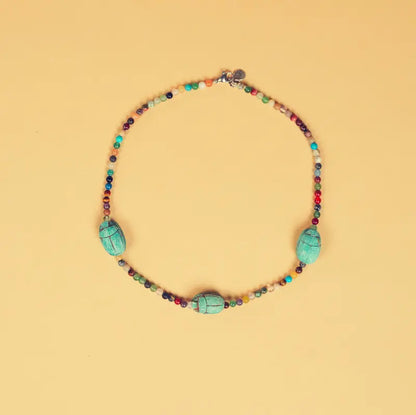 Collier Hayat artisanal sur fond beige