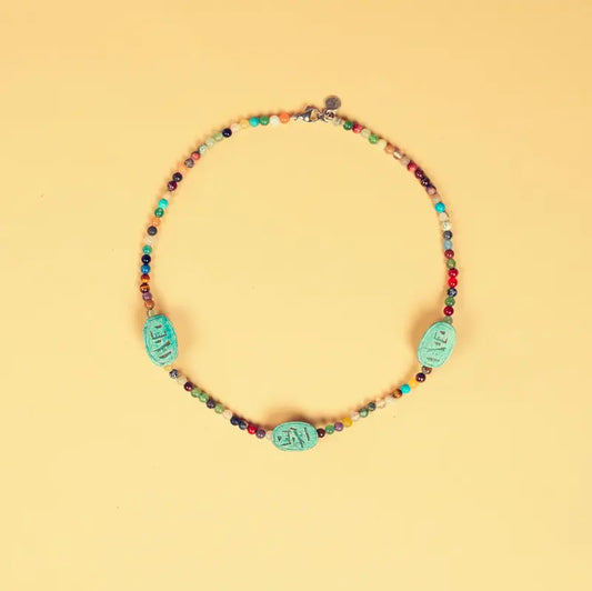 Collier Hayat en vue de face sur fond beige