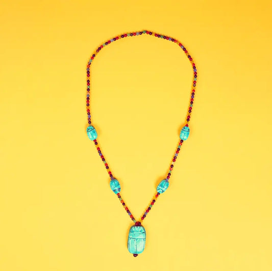Collier Haz artisanal aux perles colorées sur fond jaune