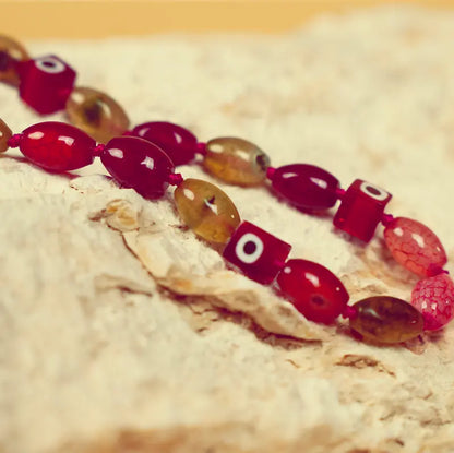 Vue rapprochée du collier Hob posé sur une pierre