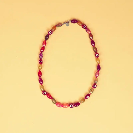 Collier Hob rouge sur fond beige