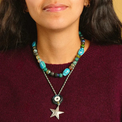 Collier Maya porté autour du cou complété avec un collier Abir solo
