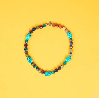 Collier Maya sur fond jaune