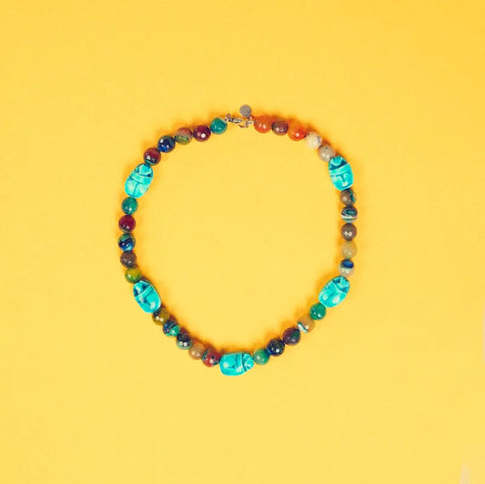 Collier Maya sur fond jaune