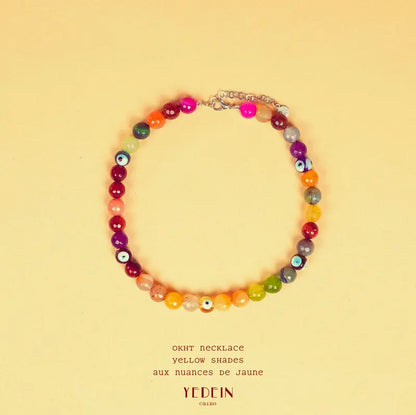 Collier Okht aux nuances de jaune sur fond beige