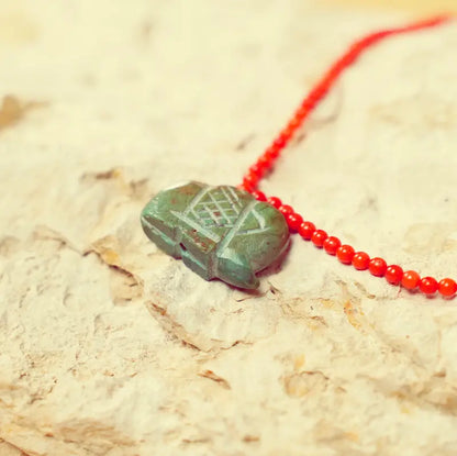 Vue rapprochée du Collier Qowa et animal totem