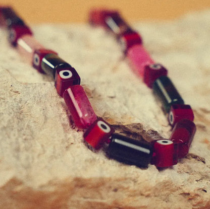 Vue rapprochée collier Salam sur une pierre
