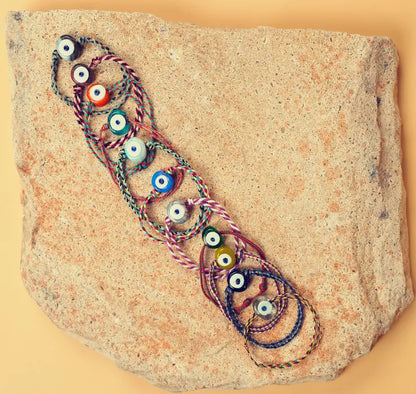 Bracelets œil présentés sur une pierre 