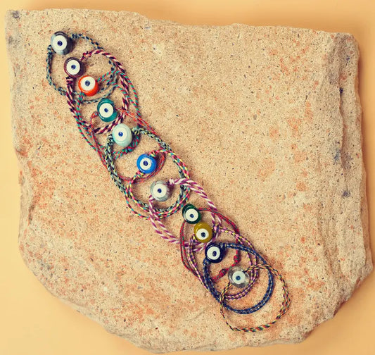 Bracelets œil présentés sur une pierre 
