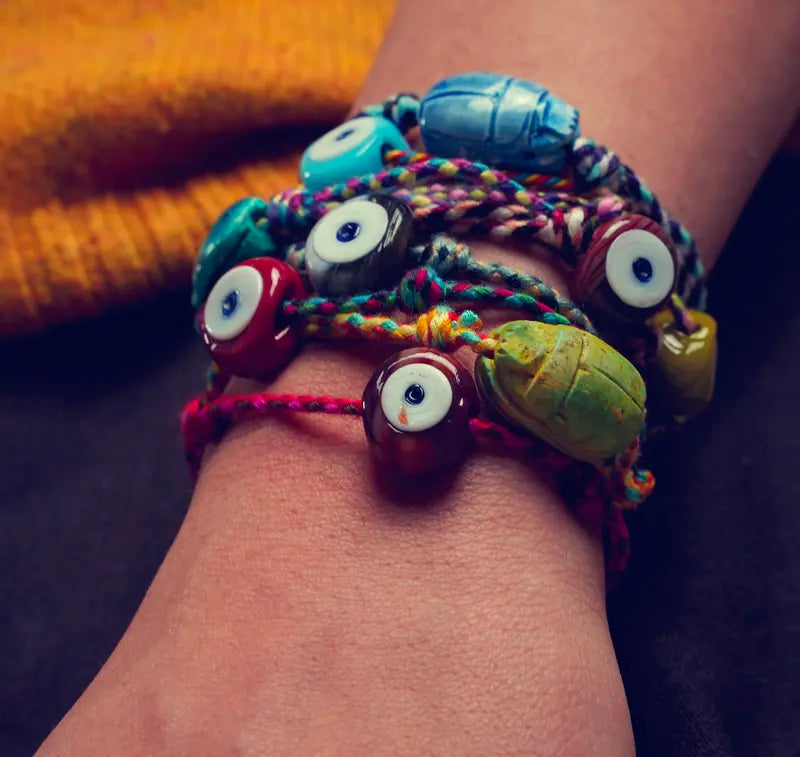 Présentation de plusieurs bracelets scarabée portés autour d'un poignet